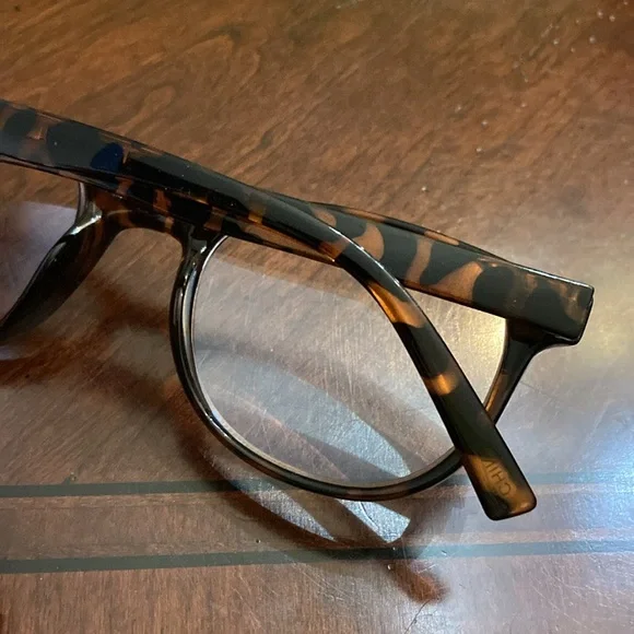 Blue light reading glasses and coordinating case. - Picture 5 of 7